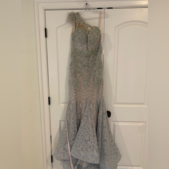 Mac Duggal, EMBROIDERED APPLIQUE FEATHERED ONE SHOULDER TRUMPET GOWN, size 8 - Picture 3 of 3